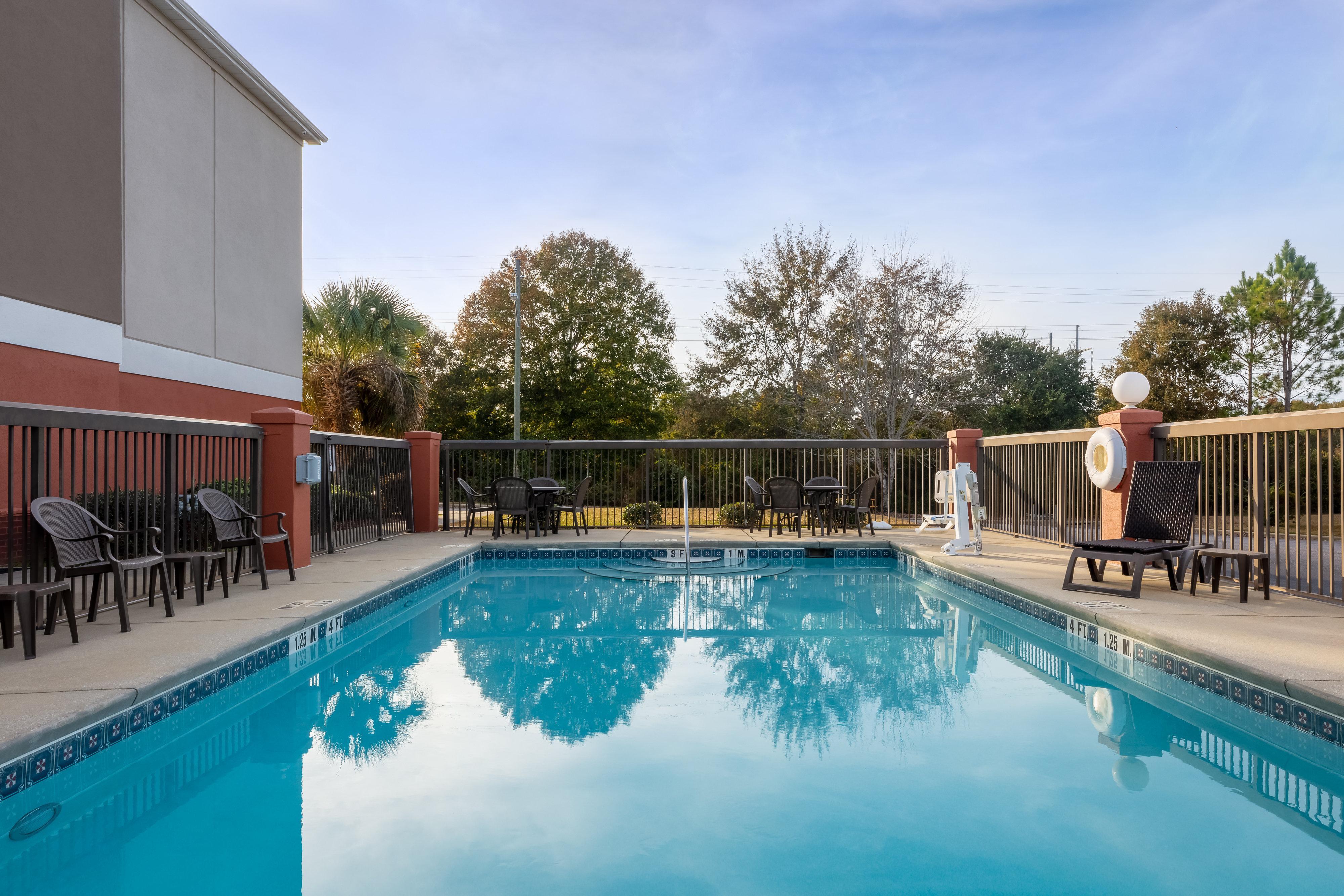 Holiday Inn Express & Suites Milton East I-10 By Ihg Экстерьер фото